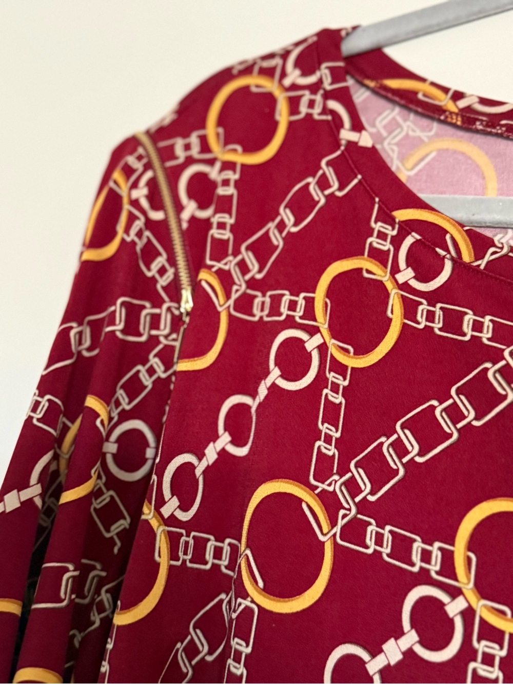 Susan Graver Burgundy Long Sleeve Liquid Knit Chain Pattern.Gold Zipper Shoulder - Picture 7 of 11